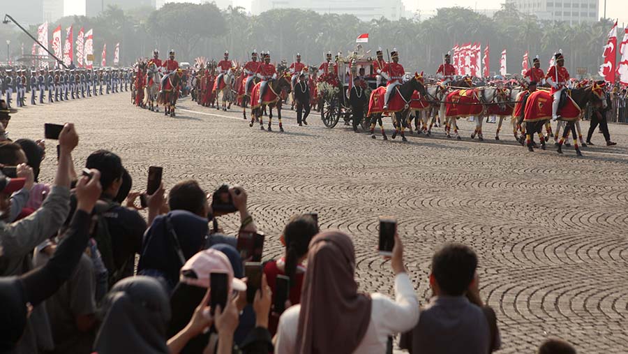 Warga juga tampak antusias menyambut rombongan kirab Bendera Pusaka tersebut. (Bloomberg Technoz/ Andrean Kristianto)