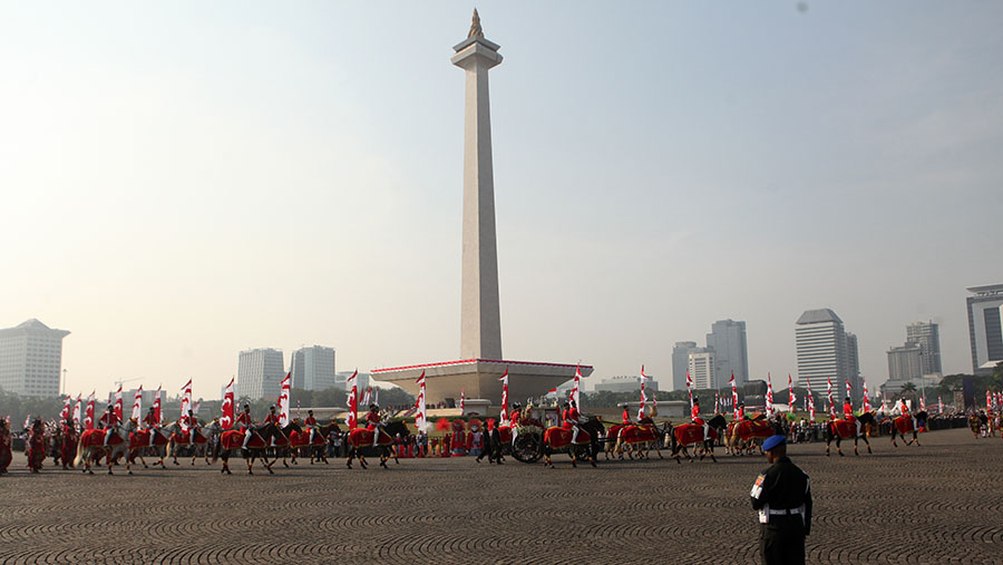 Iring-iringan kirab mulai bergerak dari kawasan Monas menuju Istana Negara. (Bloomberg Technoz/ Andrean Kristianto)