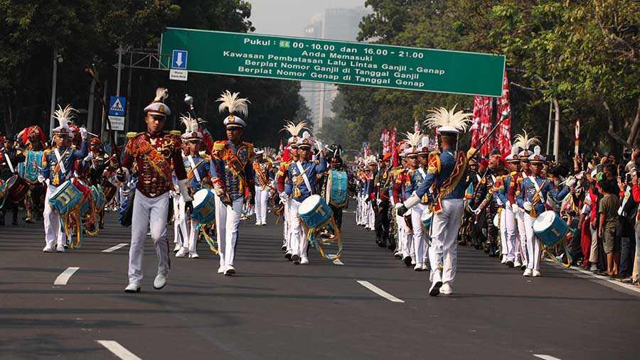 Warga juga tampak antusias menyambut rombongan kirab  di Jalan Merdeka Barat menuju Istana. (Bloomberg Technoz/ Andrean Kristianto)