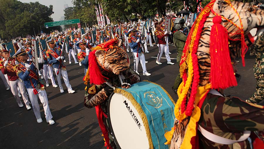 Prosesi kirab ini adalah untuk mengarak teks proklamasi asli dan duplikat bendera pusaka merah putih. (Bloomberg Technoz/ Andrean Kristianto)