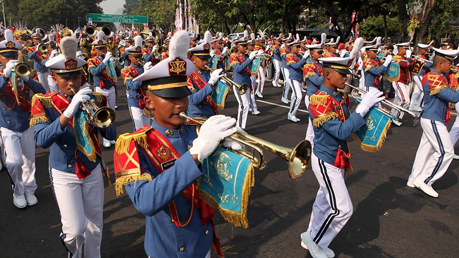 Pasukan drum band TNI, juga kepolisian, mengiringi proses kirab. (Bloomberg Technoz/ Andrean Kristianto)