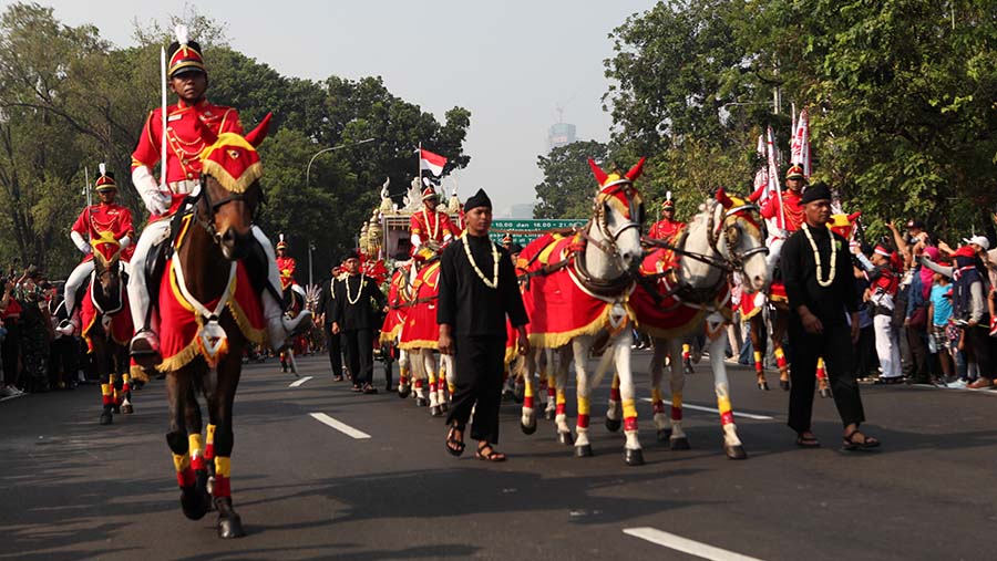 Pasukan berkuda mengawal kereta kencana yang membawa Duplikat bendera merah putih dan naskah teks Proklamasi. (Bloomberg Technoz/ Andrean Kristianto)