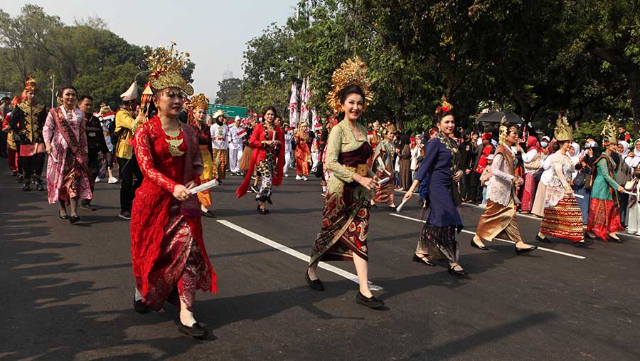 Kirab Bendera Pusaka dari Monas menuju Istana Merdeka di Jakarta, Kamis (17/8/2023). (Bloomberg Technoz/ Andrean Kristianto)