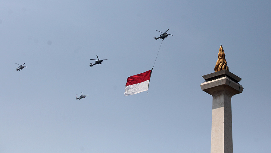 Helikopter unjuk kebolehan saat Upacara Peringatan HUT ke-78 RI di halaman Monas, Jakarta, Kamis (17/8/2023). (Bloomberg Technoz/ Andrean Kristianto)