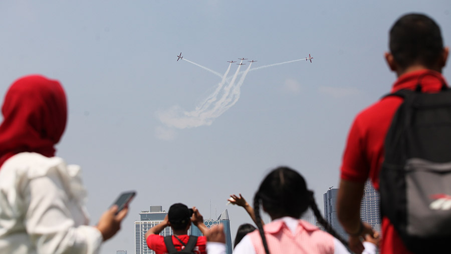 Pesawat jet F-16 unjuk kebolehan saat Peringatan HUT ke-78 RI di halaman Monas, Jakarta, Kamis (17/8/2023). (Bloomberg Technoz/ Andrean Kristianto)