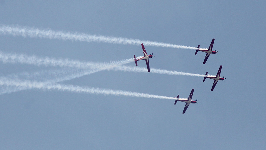 Atraksi flypass pesawat tempur tersebut dilakukan diatas langit Istana Negara.(Bloomberg Technoz/ Andrean Kristianto)