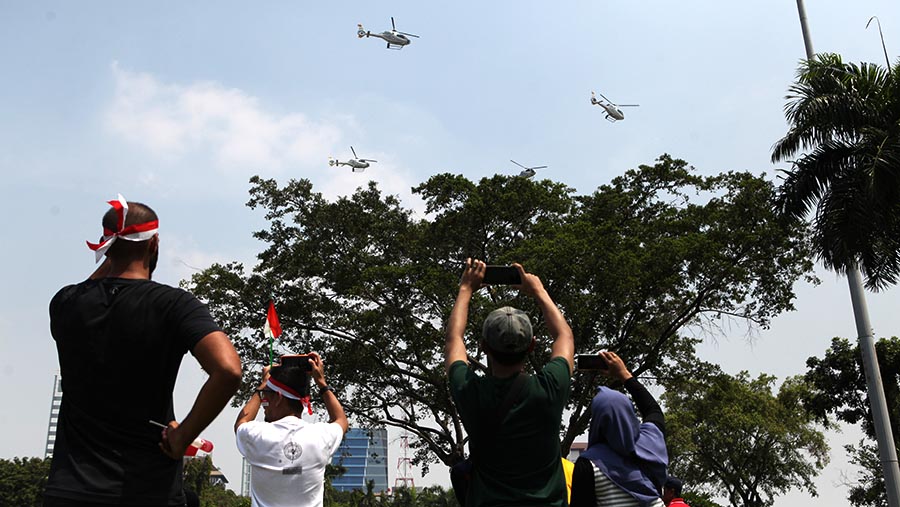 Selain itu, terdapat juga penampilan dari empat helikopter EC-120B Colibri yang melaksanakan manuver udara. (Bloomberg Technoz/ Andrean Kristianto)