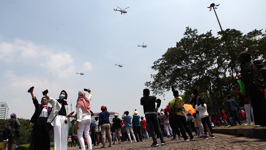 Momen atraksi ini dimanfaatkan oleh warga untuk berfoto. (Bloomberg Technoz/ Andrean Kristianto)