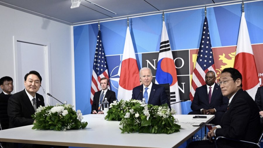Yoon Suk Yeol, Joe Biden, dan Fumio Kishida (Sumber: Bloomberg)