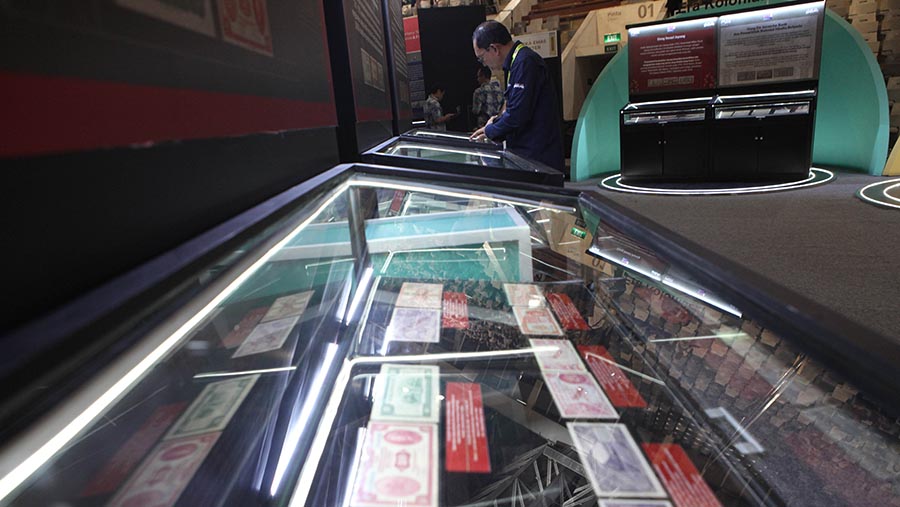 Penunjung melihat pamern Festival Rupiah Berdaulat Indonesia (Ferbi) di Jakarta, Jumat (18/8/2023). (Bloomberg Technoz/ Andrean Kristianto)