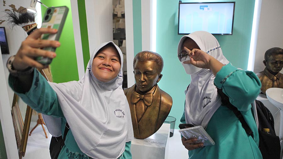 Para siswa yang datang ke acara ini terlihat antusias mengenal rupiah. (Bloomberg Technoz/ Andrean Kristianto)