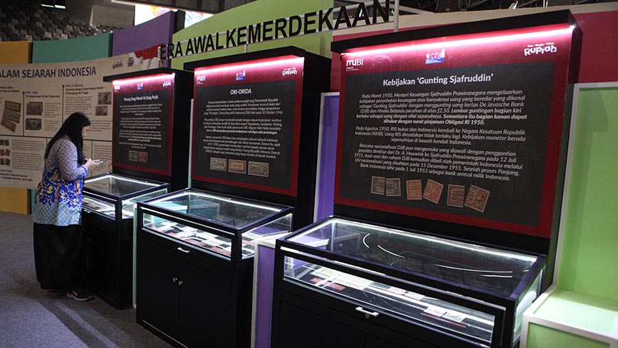 Selain pameran uang terdapat juga layanan penukaran uang kertas dan logam. (Bloomberg Technoz/ Andrean Kristianto)