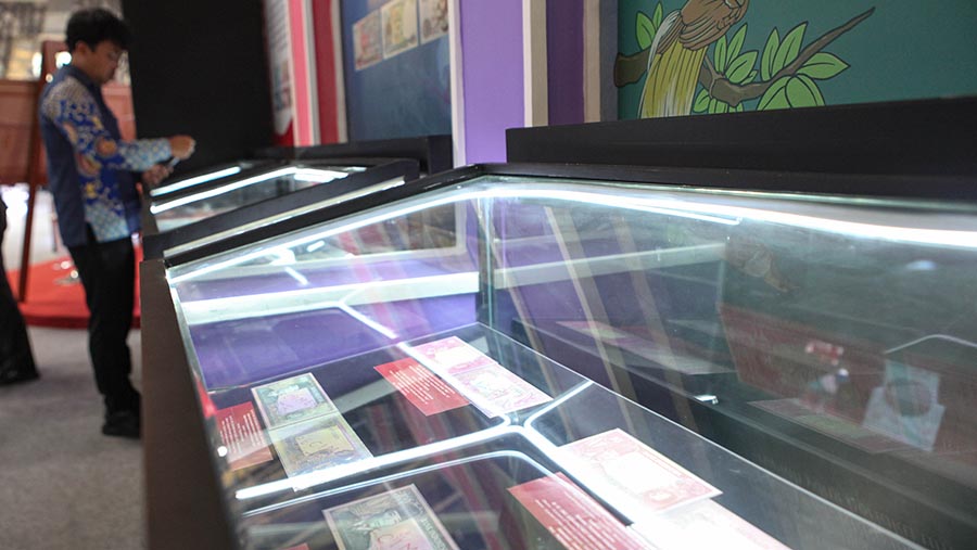 Dalam acara ini para pengunjung dapat melihat berbargai uang dar masa ke masa. (Bloomberg Technoz/ Andrean Kristianto)