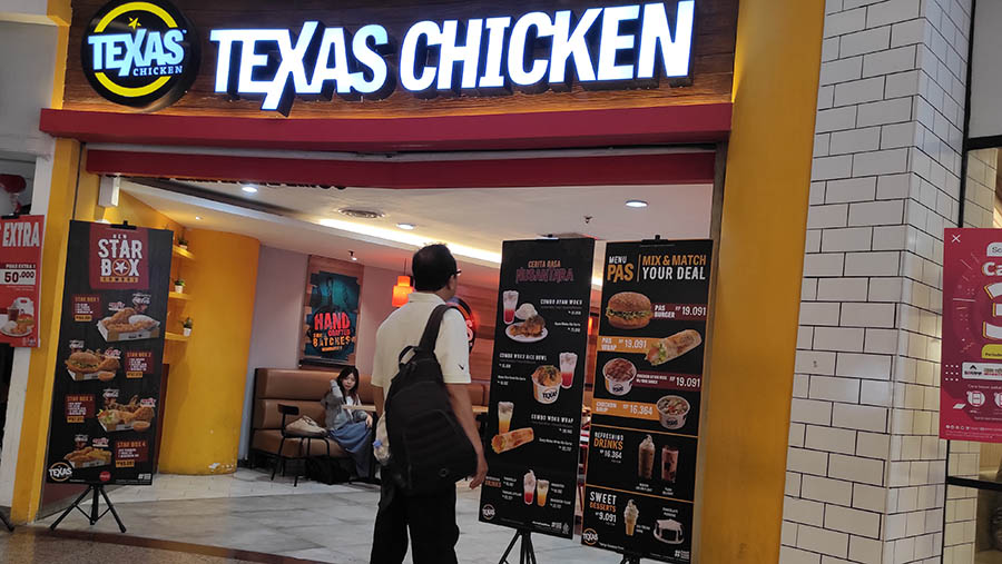 Restoran cepat saji Texas Chicken di Jakarta, Jumat (18/8/2023). (Bloomberg Technoz/ Andrean Kristianto)