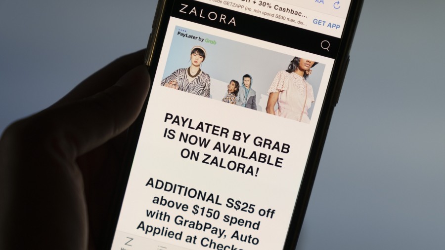 Aplikasi PayLater di Zalora. (Dok: Bloomberg)