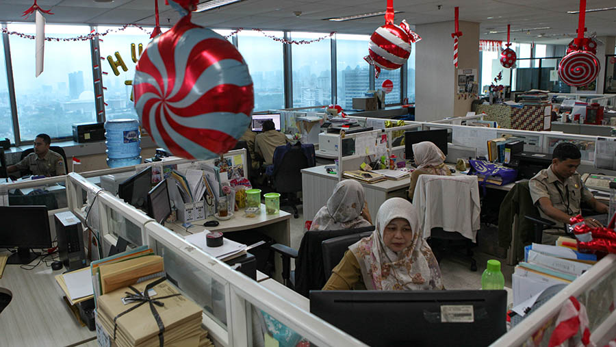 Aparatur Sipil Negara (ASN) Pemprov DKI beraktivitas di Balai Kota DKI Jakarta, Jakarta, Senin (21/8/2023). (Bloomberg Technoz/ Andrean Kristianto)