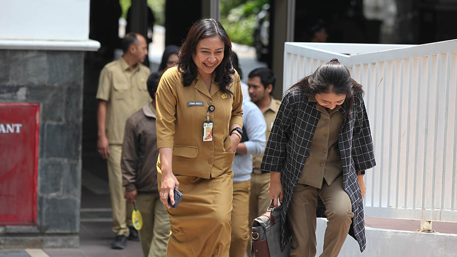 Aparatur Sipil Negara (ASN) Pemprov DKI beraktivitas di Balai Kota DKI Jakarta, Jakarta, Senin (21/8/2023). (Bloomberg Technoz/ Andrean Kristianto)