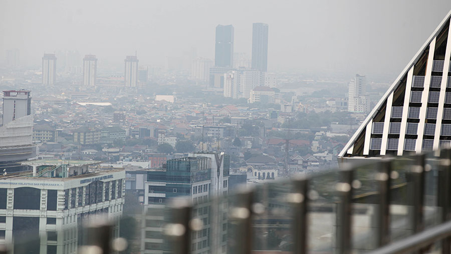 Suasana gedung-gedung bertingkat yang tertutup oleh kabut polusi di Jakarta, Senin (21/8/2023). (Bloomberg Technoz/ Andrean Kristianto)