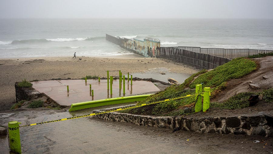 Pagar perbatasan AS-Meksiko di Pantai Tijuana menjelang Badai Tropis Hilary di Tijuana, Meksiko, Minggu (20/8/2023). (Cesar Rodriguez/Bloomberg)