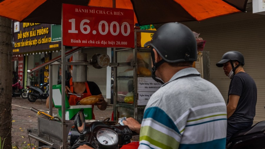 Pedagang makanan di pinggir jalan kota Hanoi, Vietnam (Chris Trinh/Bloomberg)