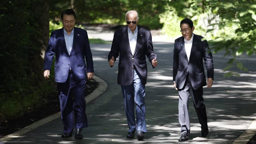 Presiden Amerika Serikat (AS) Joe Biden bersama Presiden Korea Selatan (Korsel) Yoon Suk Yeol dan PM Jepang Fumio Kishida. (Sumber: Bloomberg)