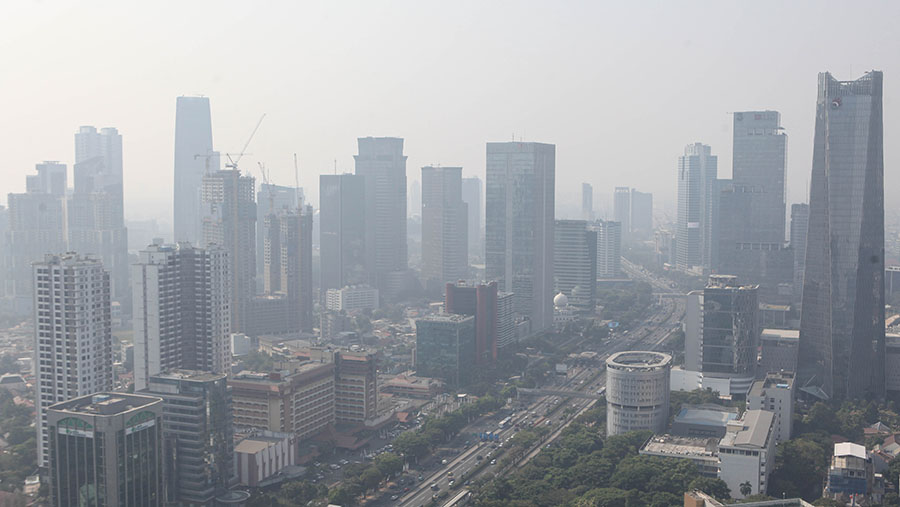 Indeks kualitas udara (AQI) di Jakarta dan sekitaranya pada hari ini, Selasa (22/8/2023) masih buruk. (Bloomberg Technoz/ Andrean Kristianto)