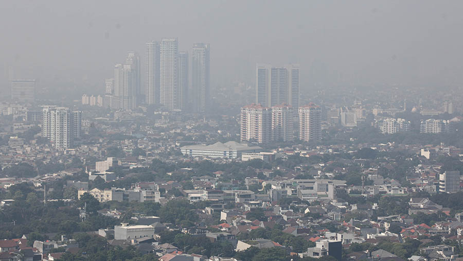 Pantauan pada pada pukul 08.19, Indonesia menempati urutan pertama kualitas udara terburuk di dunia. (Bloomberg Technoz/ Andrean Kristianto)