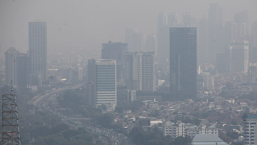 Suasana gedung bertingkat yang diselimuti polusi di kawasan Jakarta, Selasa (22/8/2023). (Bloomberg Technoz/ Andrean Kristianto)