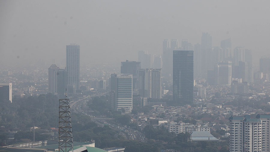 Suasana gedung bertingkat yang diselimuti polusi di kawasan Jakarta, Selasa (22/8/2023). (Bloomberg Technoz/ Andrean Kristianto)