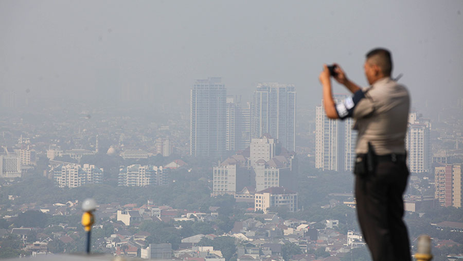 Suasana gedung bertingkat yang diselimuti polusi di kawasan Jakarta, Selasa (22/8/2023). (Bloomberg Technoz/ Andrean Kristianto)