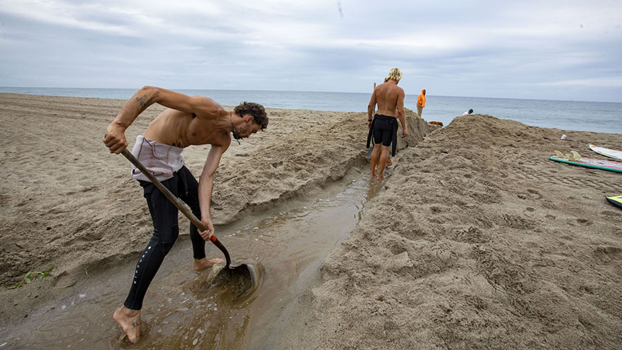 Badai ini mampu membawa hujan setara dengan hujan selama satu tahun penuh dalam beberapa wilayah. (Jill Connelly/Bloomberg)