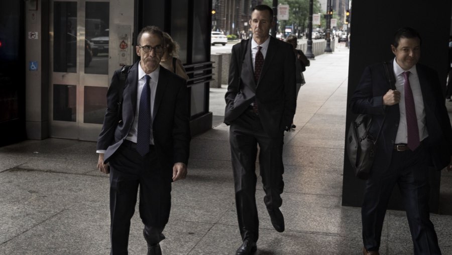 Michael Nowak (tengah) dari JPMorgan yang dipenjara karena kasus manipulasi pasar (Sumber: Bloomberg)