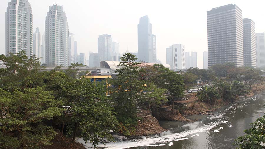 Suasana gedung diselimuti polusi di Jakarta, Rabu (23/8/2023). (Bloomberg Technoz/ Andrean Kristianto)