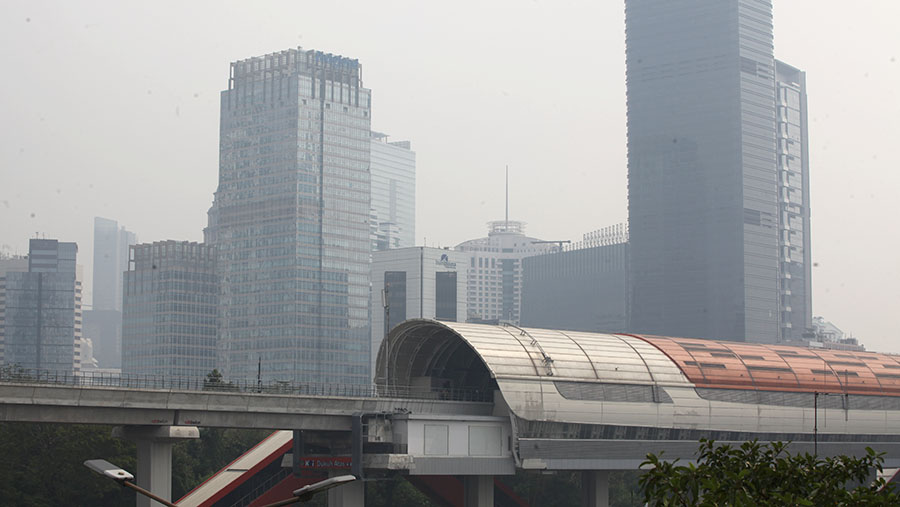 Suasana gedung diselimuti polusi di Jakarta, Rabu (23/8/2023). (Bloomberg Technoz/ Andrean Kristianto)