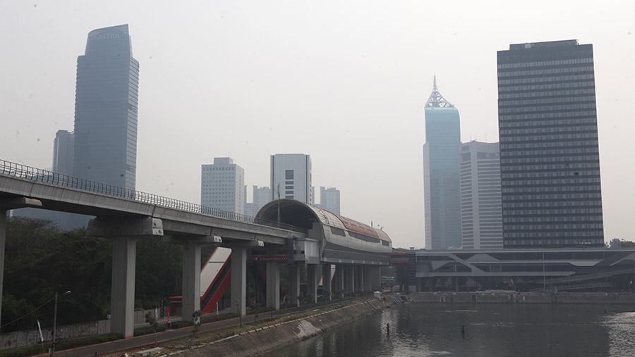 Gedung-gedung pencakar langit yang biasa bisa terlihat kejauhan, kini nampak samar. (Bloomberg Technoz/ Andrean Kristianto)