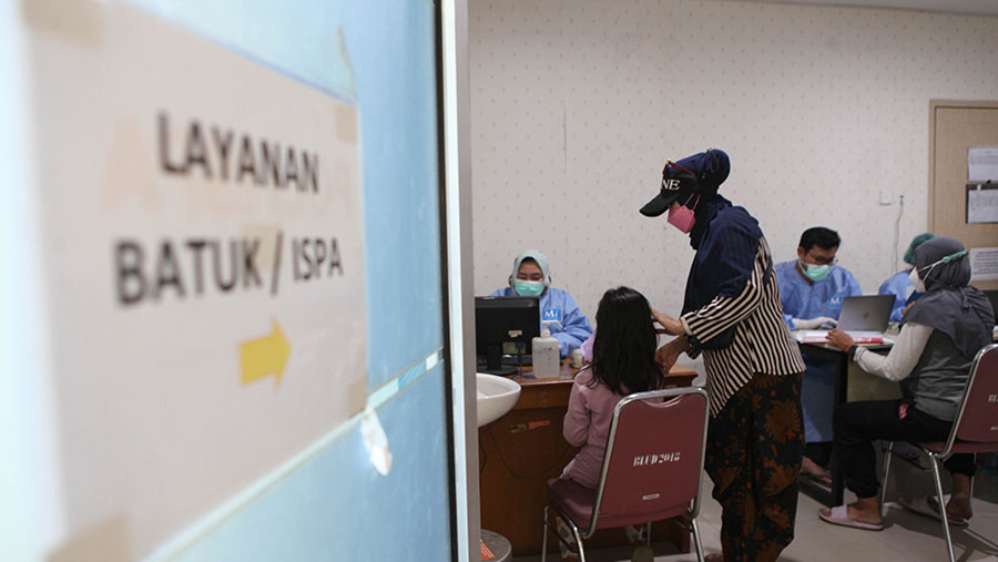 Pemeriksaan pasien Infeksi Saluran Pernapasan Akut (ISPA) di Puskesmas Cilincing, Jakarta, Rabu (23/8/2023). (Bloomberg Technoz/Andrean Kristianto)