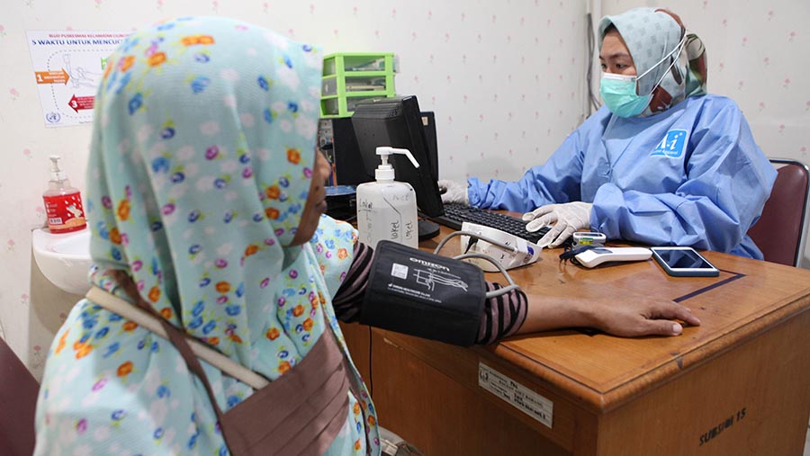 Pemeriksaan pasien Infeksi Saluran Pernapasan Akut (ISPA) di Puskesmas Cilincing, Jakarta, Rabu (23/8/2023). (Bloomberg Technoz/Andrean Kristianto)
