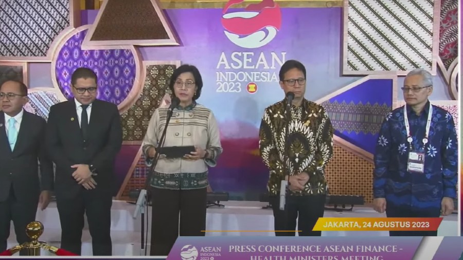Menteri Keuangan Sri Mulyani Indrawati dan Menteri Kesehatan Budi G. Sadikin memberikan keterangan pers di sela acara ASEAN Summit 2023 (Dok. Youtube)