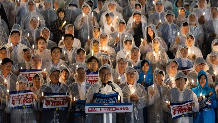 Unjuk rasa warga di Seoul, Korea Selatan terkait rencana pembuangan air limbah nuklir Jepang ke Samudera Pasifik. (Sumber: Bloomberg)