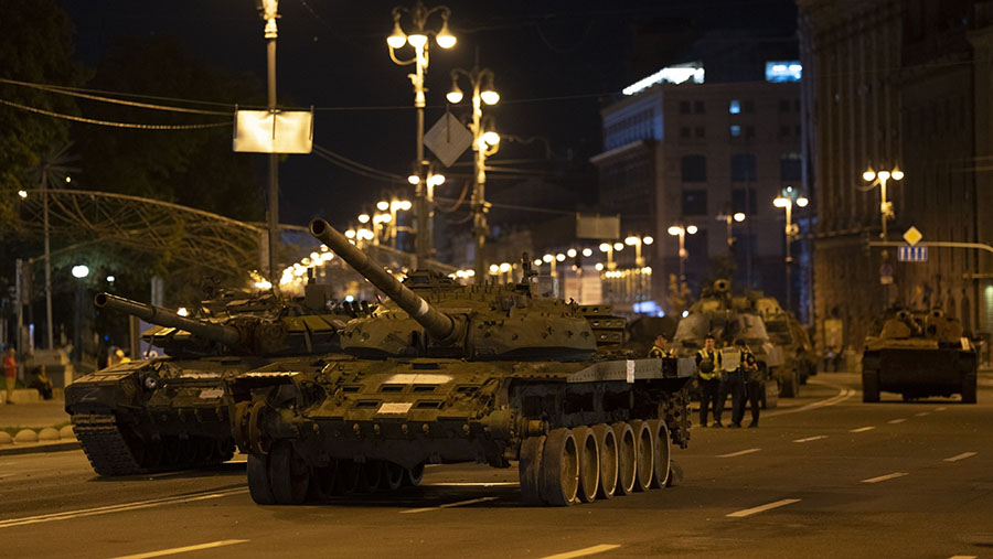 Pameran tank dan kendaraan militer Rusia yang hancur dipamerkan di Kyiv, Ukraina, Senin (21/8/2023). (Andrew Kravchenko/Bloomberg)