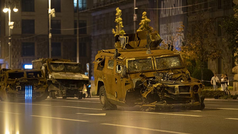 Pameran tank dan kendaraan militer Rusia yang hancur dipamerkan di Kyiv, Ukraina, Senin (21/8/2023). (Andrew Kravchenko/Bloomberg)