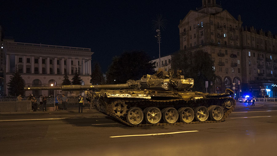 Momen ini dimanfaatkan warga untuk berfoto. (Andrew Kravchenko/Bloomberg)