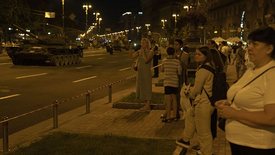 Pameran tank dan kendaraan militer Rusia yang hancur dipamerkan di Kyiv, Ukraina, Senin (21/8/2023). (Andrew Kravchenko/Bloomberg)
