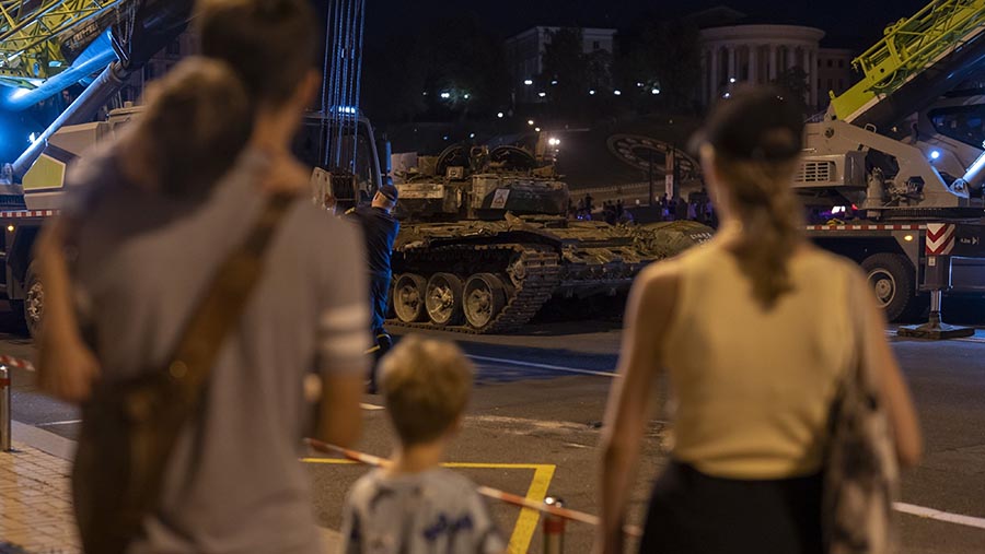 Ukraina memajang tank dan kendaraan tempur Rusia yang hancur di jalanan Kiev. (Andrew Kravchenko/Bloomberg)