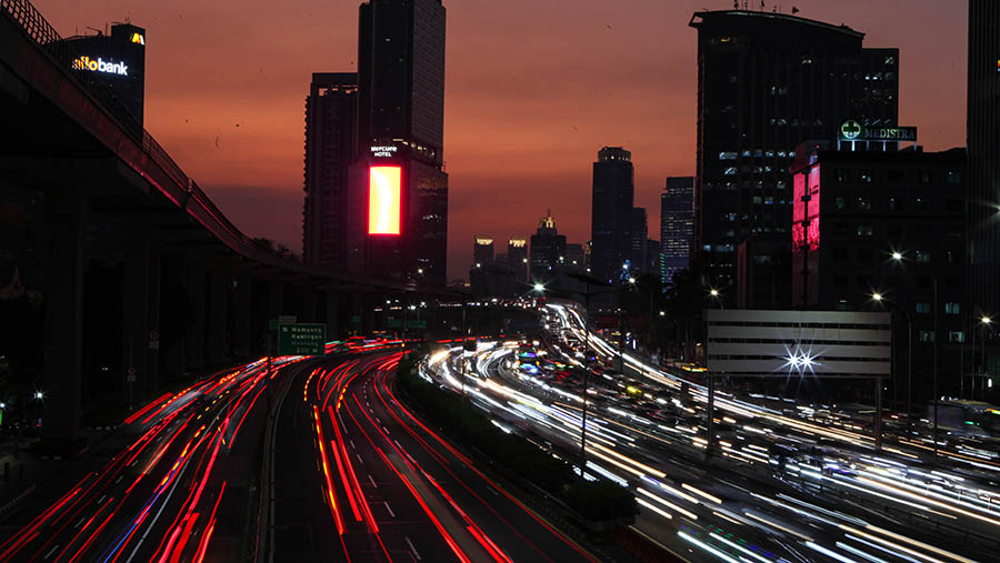 Pembakaran dari kendaraan yang menggunakan bahan bakar fosil menjadi salah satu yang dituding penyebab polusi. (Bloomberg Technoz/ Andrean Kristianto)