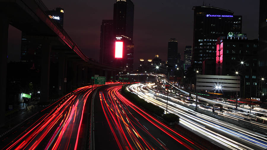 Suasana aktivitas lalu lintas malam di Jakarta. Pemprov DKI menggelar car free night malam natal nanti. (Bloomberg Technoz/ Andrean Kristianto)