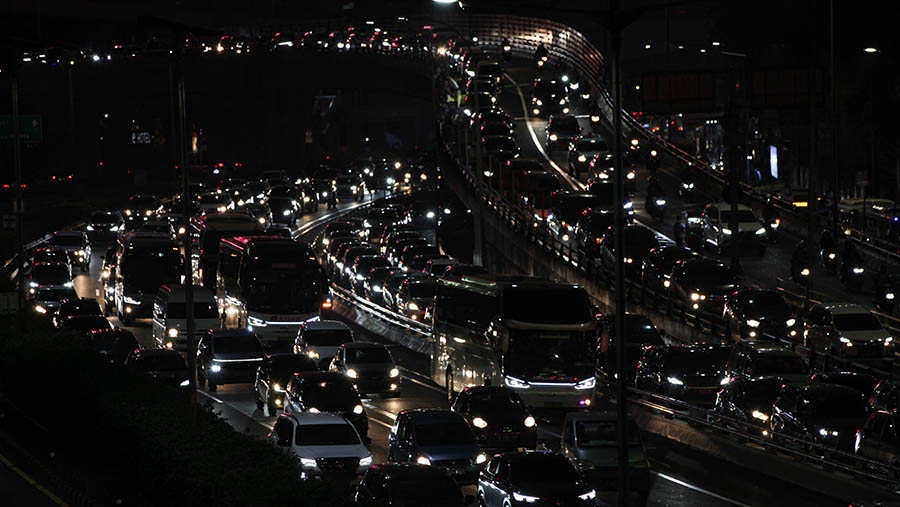 Ilustrasi kemacetan di jalan raya. (Bloomberg Technoz/ Andrean Kristianto)