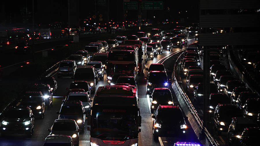 Suasana kemacetan saat jam pulang kerja di kawasan Gatot Subroto, Kamis (24/8/2023). (Bloomberg Technoz/ Andrean Kristianto)