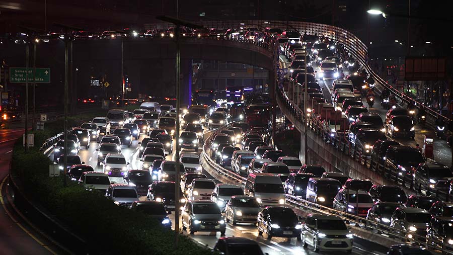Suasana kemacetan saat jam pulang kerja di kawasan Gatot Subroto, Kamis (24/8/2023). (Bloomberg Technoz/ Andrean Kristianto)
