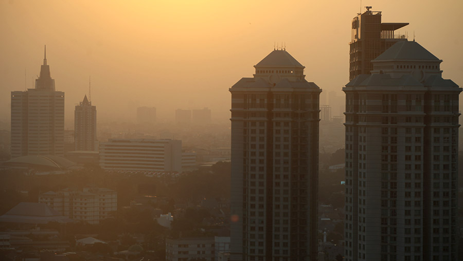 Suasana gedung diselimuti kabut polusi saat sore hari di Jakarta, Kamis (24/8/2023). (Bloomberg Technoz/ Andrean Kristianto)